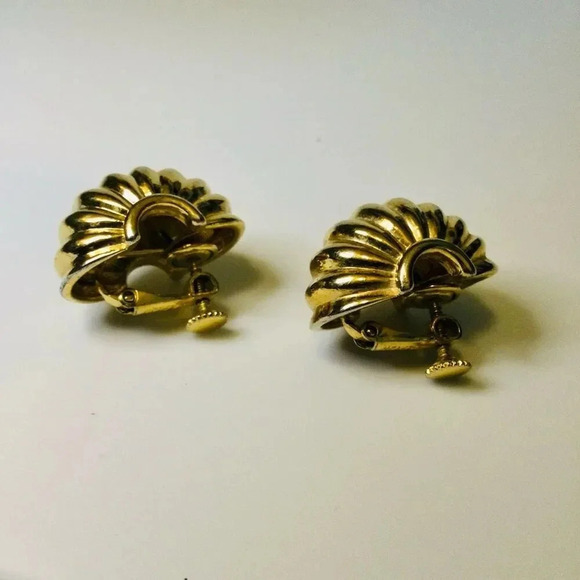 Vintage Womens Gold-tone Croissant‎ Ribbed Screwback Clip-on Fashion Earrings OS - Picture 2 of 5